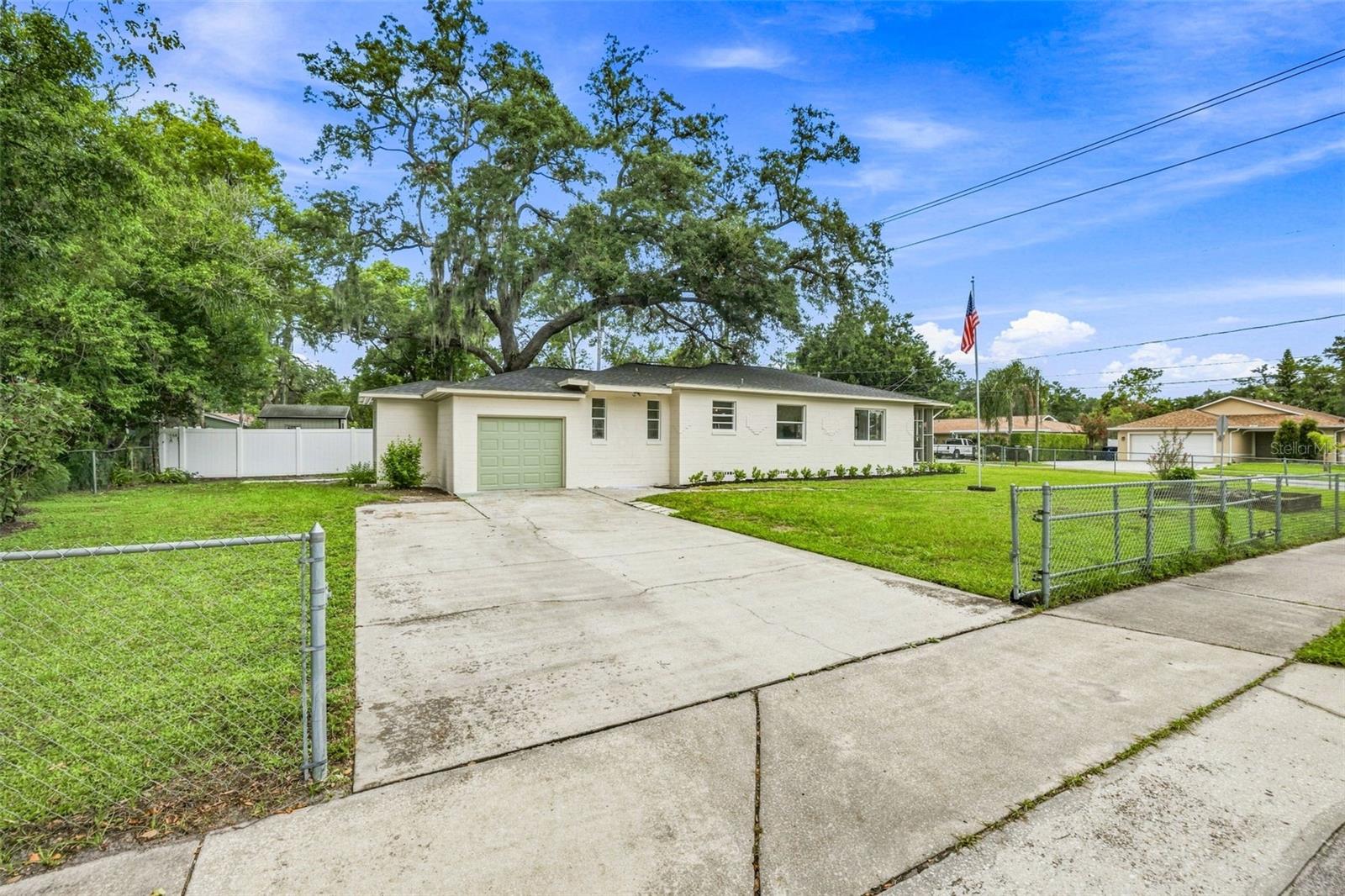 1825 E HANNA AVE photo 2