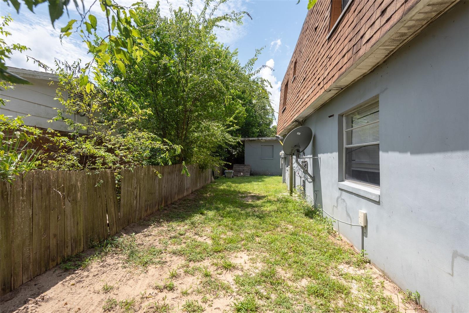 656 WILLIAMSBURG DR photo 5